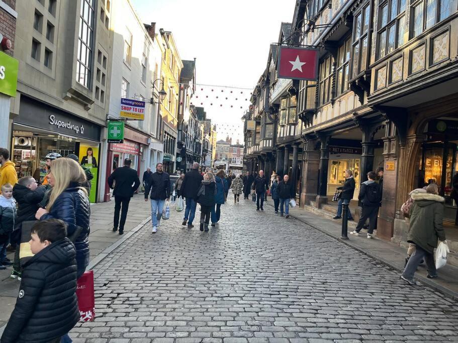 View On The Rows - Overlooking Eastgate Street Apartment Chester